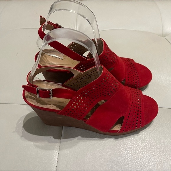 Violet & Red Evita Stitchfix wedge perforated sandals size 8.5 red brand new - Picture 2 of 11